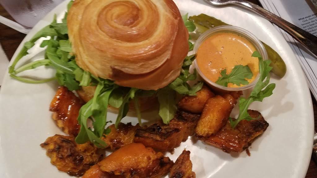 The Onion Pub & Brewery | restaurant | 22221 N Pepper Rd, Lake Barrington, IL 60010, USA | 8473817308 OR +1 847-381-7308