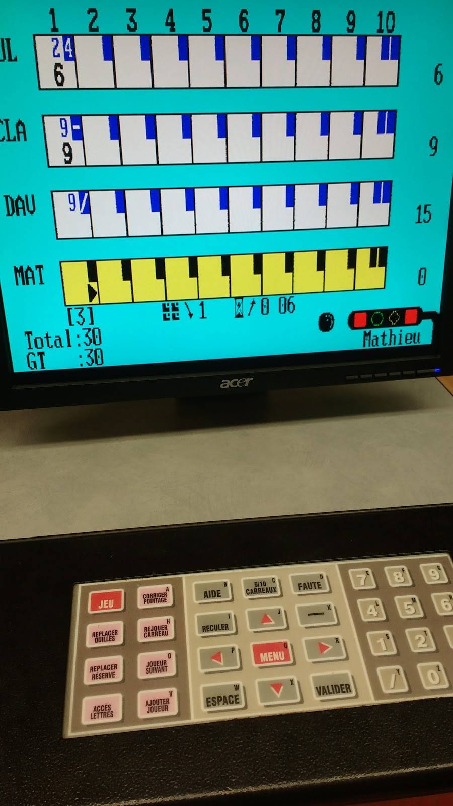 Salle De Quilles Les Saules | meal takeaway | 3110 Boulevard Masson, Québec, QC G1P 1J8, Canada | 4188713650 OR +1 418-871-3650