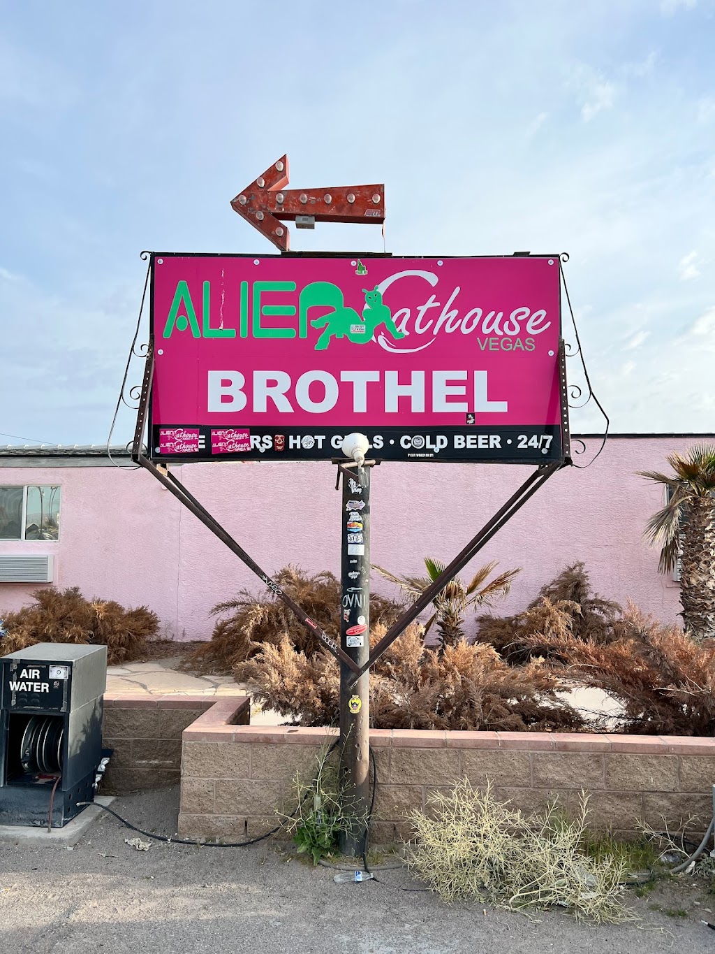 Alien cafe | restaurant | 5388 US-95, Amargosa Valley, NV 89020, USA | 7753721500 OR +1 775-372-1500