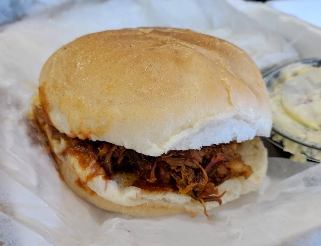 Whitners Barbecue | restaurant | 869 Lynnhaven Pkwy #106, Virginia Beach, VA 23452, USA | 7576898215 OR +1 757-689-8215