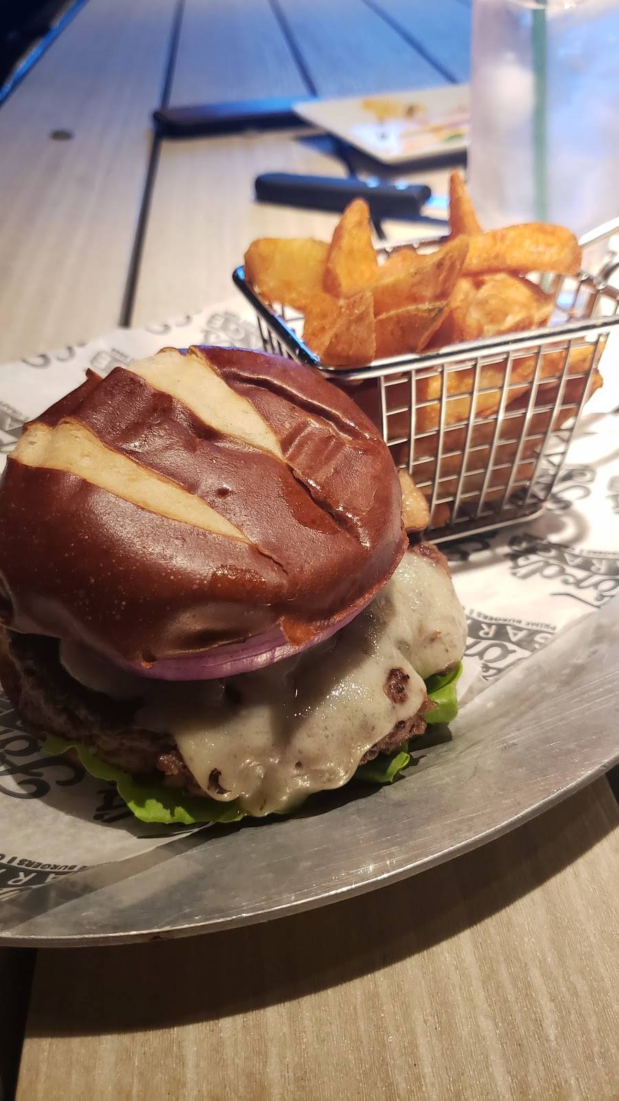 Fords Garage | restaurant | 13193 Levinson Ln #100, Noblesville, IN 46060, USA | 3178783673 OR +1 317-878-3673