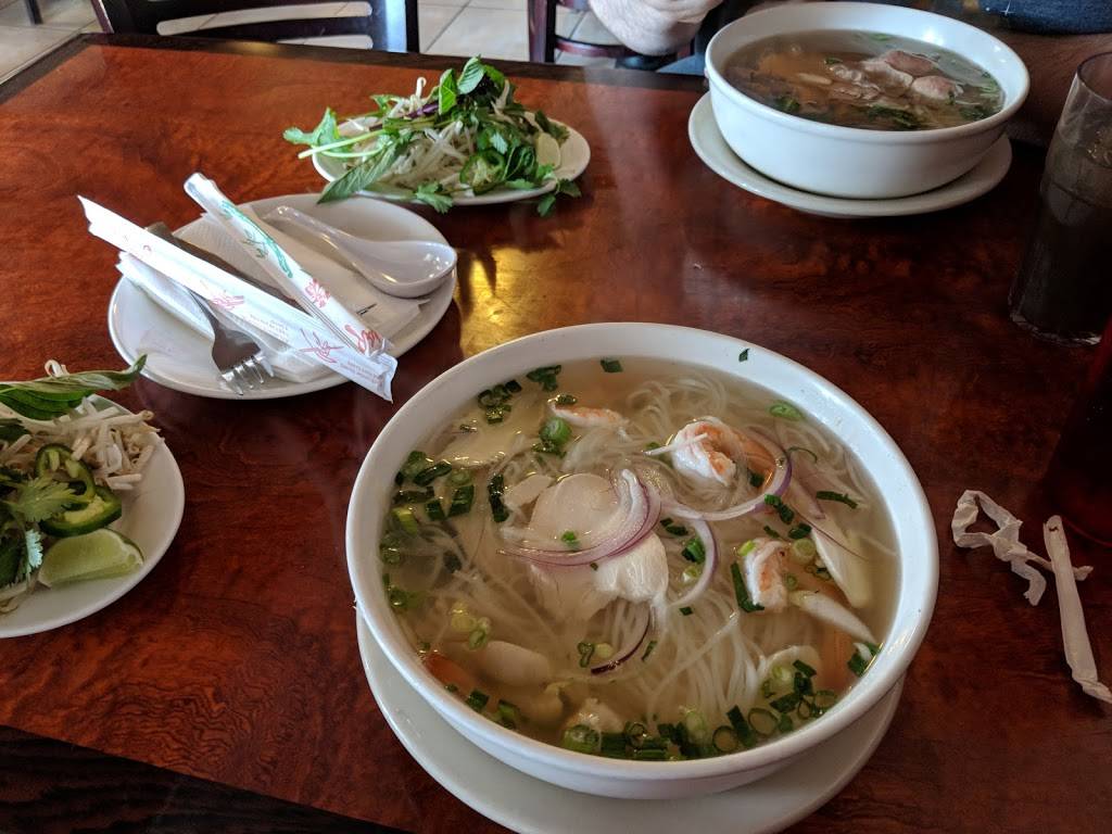 Pho Avina | restaurant | 4920 W Thunderbird Rd, Glendale, AZ 85306, USA | 6024392547 OR +1 602-439-2547