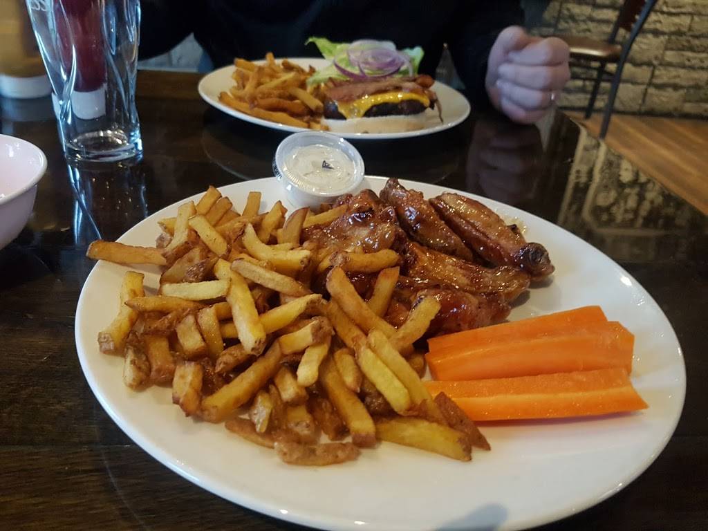 Karlas Roadhouse | restaurant | 4630 Kingston Rd, Scarborough, ON M1E 4Z4, Canada | 6473527780 OR +1 647-352-7780