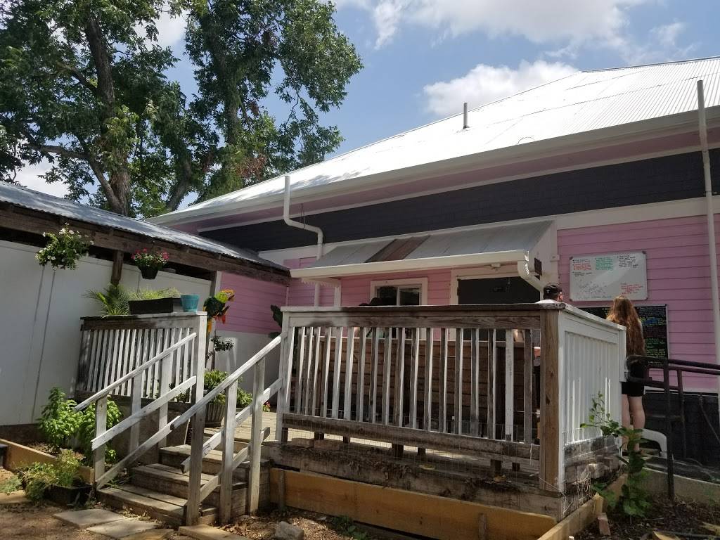 Gueros Backyard | restaurant | 1202 N Austin St, Seguin, TX 78155, USA | 8304334281 OR +1 830-433-4281