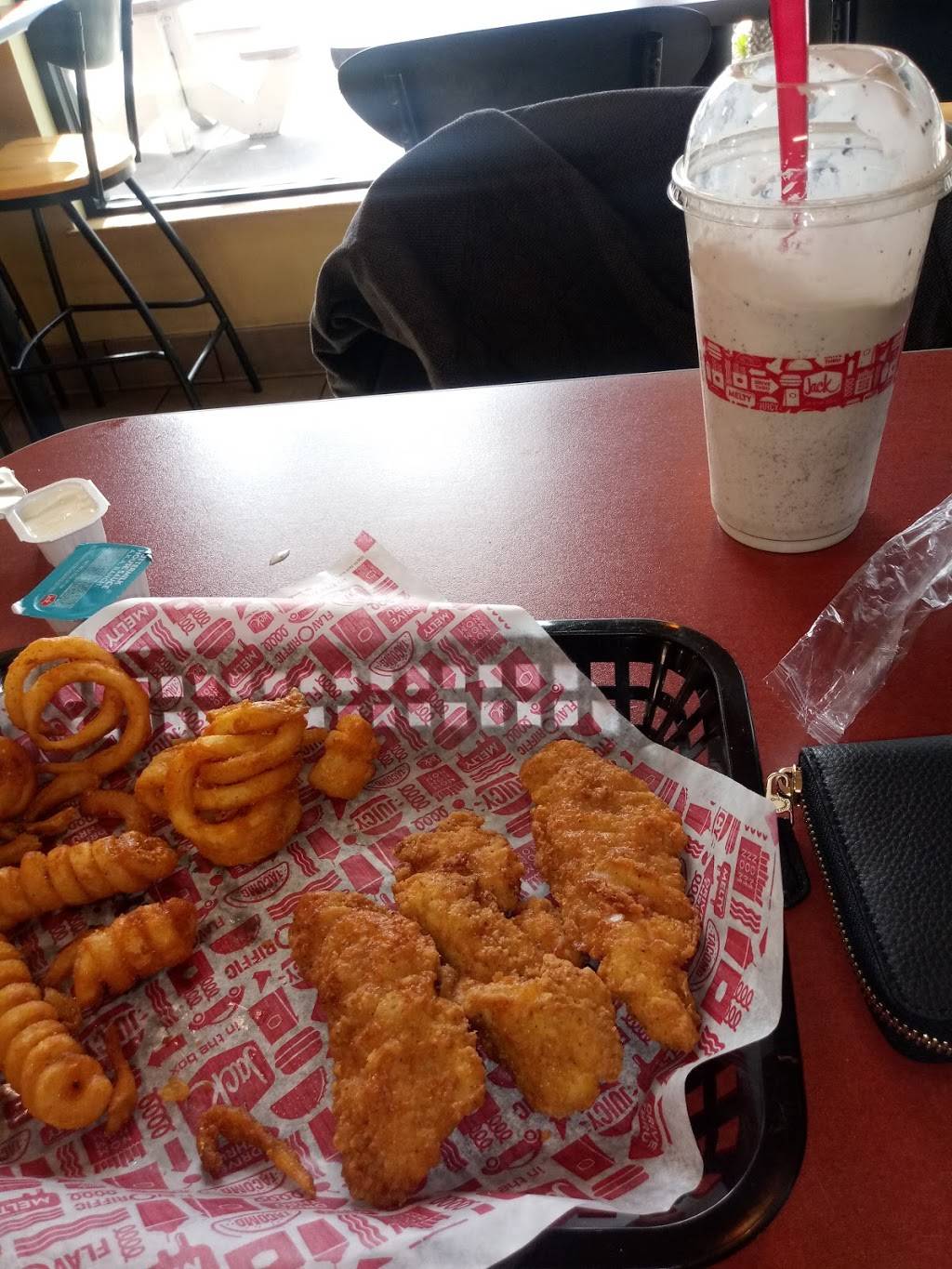 Jack in the Box | restaurant | 550 W Mission Ave, Escondido, CA 92025, USA | 7607457785 OR +1 760-745-7785