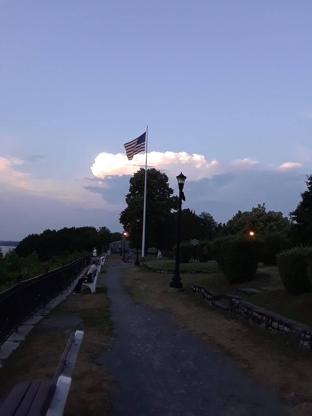 Half Moon | restaurant | 48 S Front St, Hudson, NY 12534, USA | 5188281562 OR +1 518-828-1562