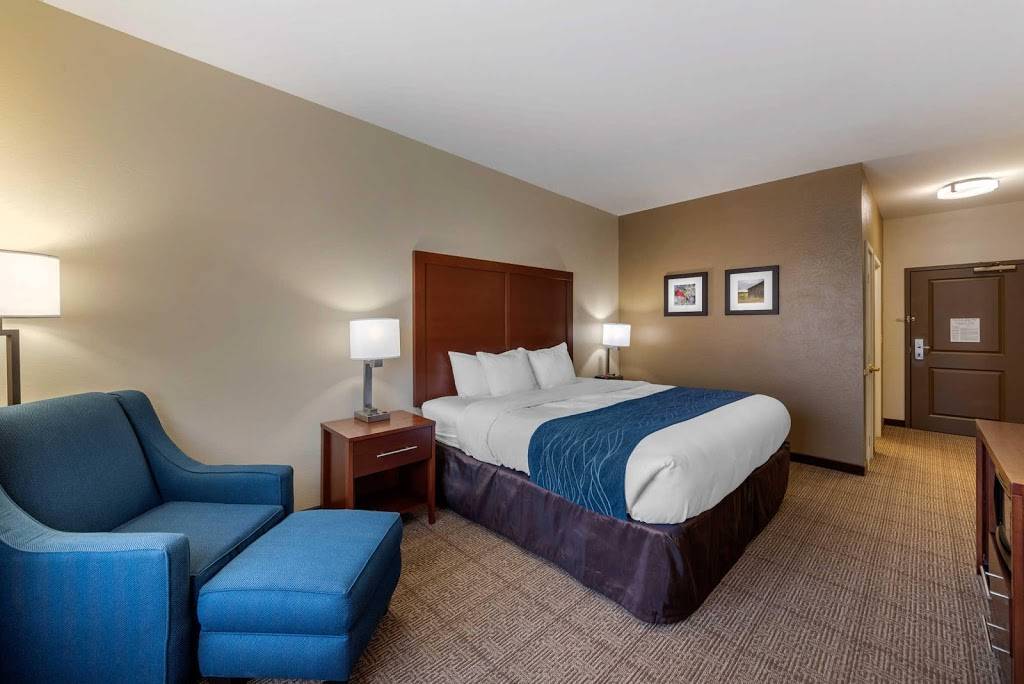 Comfort Inn & Suites Northern Kentucky | restaurant | 10 Country Dr, Wilder, KY 41076, USA | 8594413707 OR +1 859-441-3707