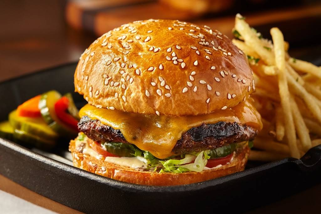 Pinstripes | restaurant | 100 W Higgins Rd, South Barrington, IL 60010, USA | 8478449300 OR +1 847-844-9300