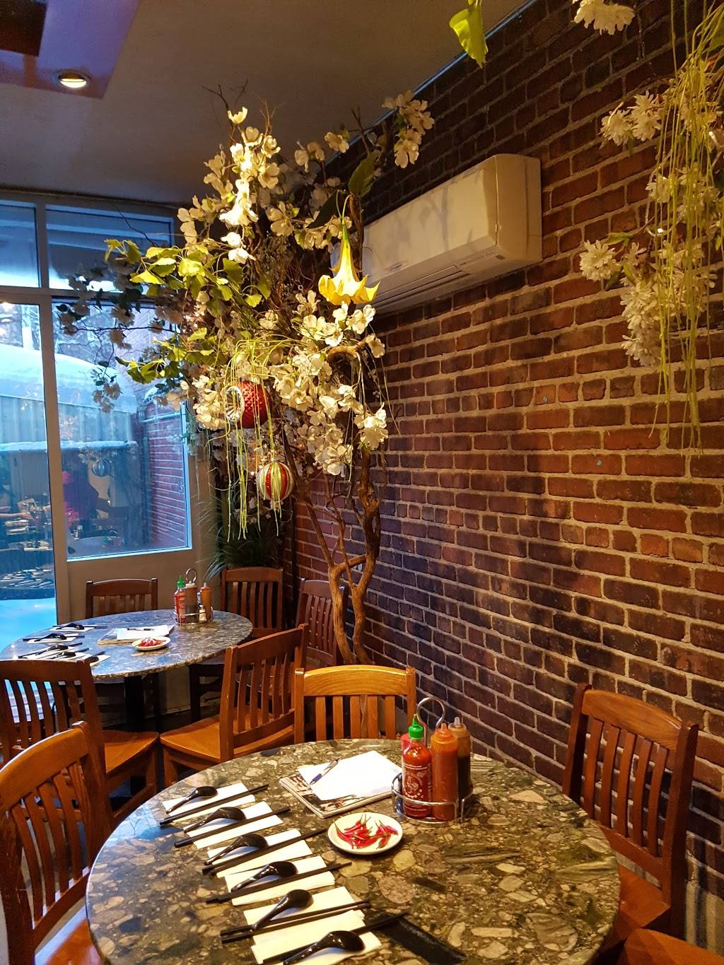 Pho Tay Ho | restaurant | 6414 Rue Saint-Denis, Montréal, QC H2S 2R7, Canada | 5142735627 OR +1 514-273-5627