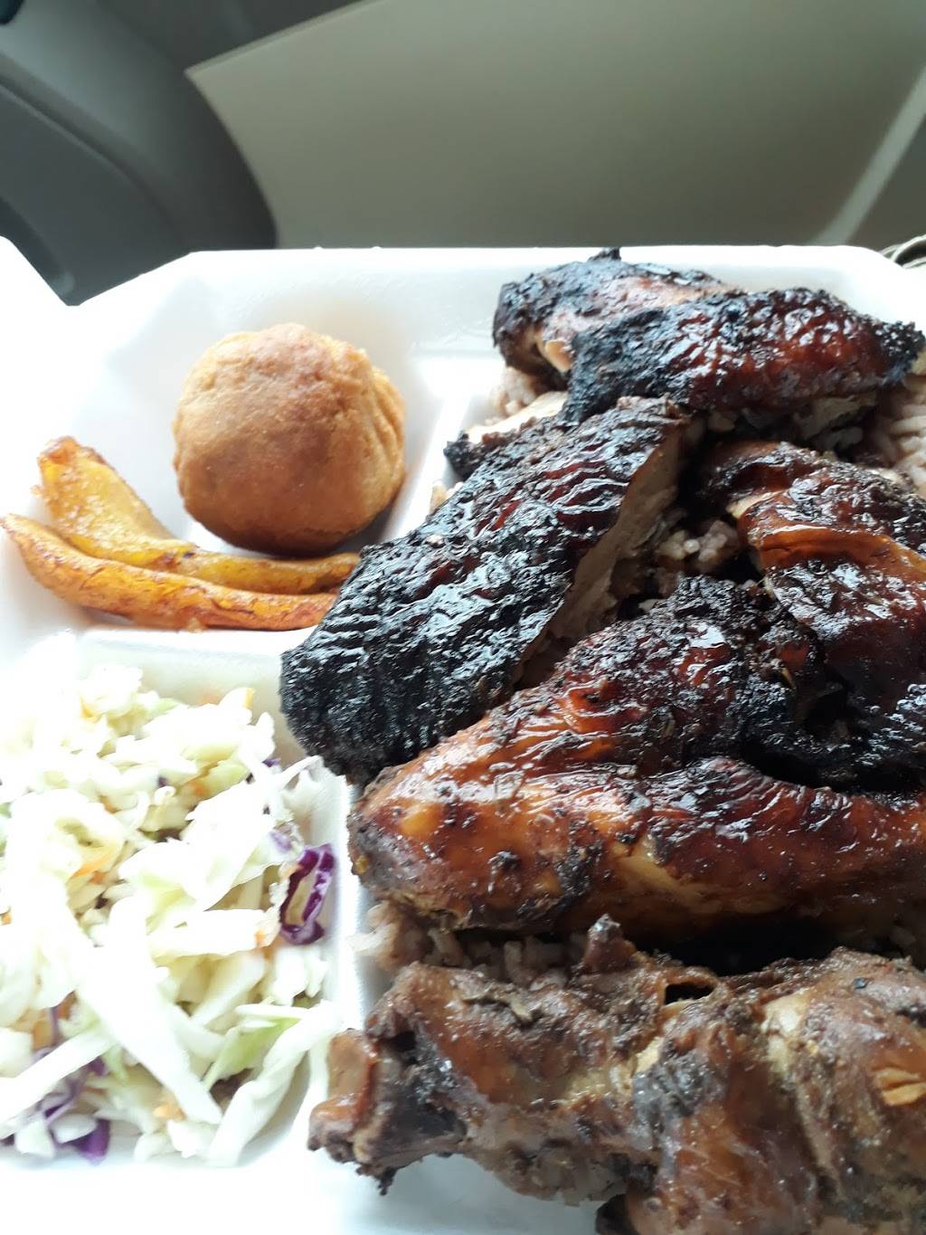 Jamaican Daves | restaurant | 530 Division Ave S, Grand Rapids, MI 49503, USA | 6164587875 OR +1 616-458-7875