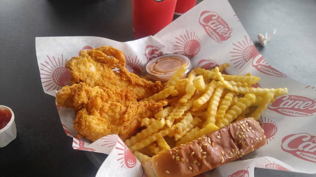 Raising Canes Chicken Fingers | meal takeaway | 2514 S Harlem Ave, Riverside, IL 60546, USA | 7084423433 OR +1 708-442-3433