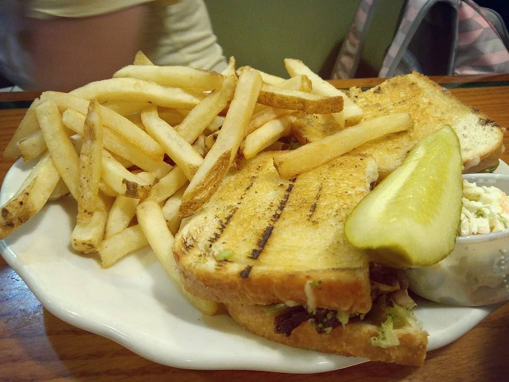 Bridgeport Flyer Diner | restaurant | 249 Bridgeport Ave, Milford, CT 06460, USA | 2038785121 OR +1 203-878-5121