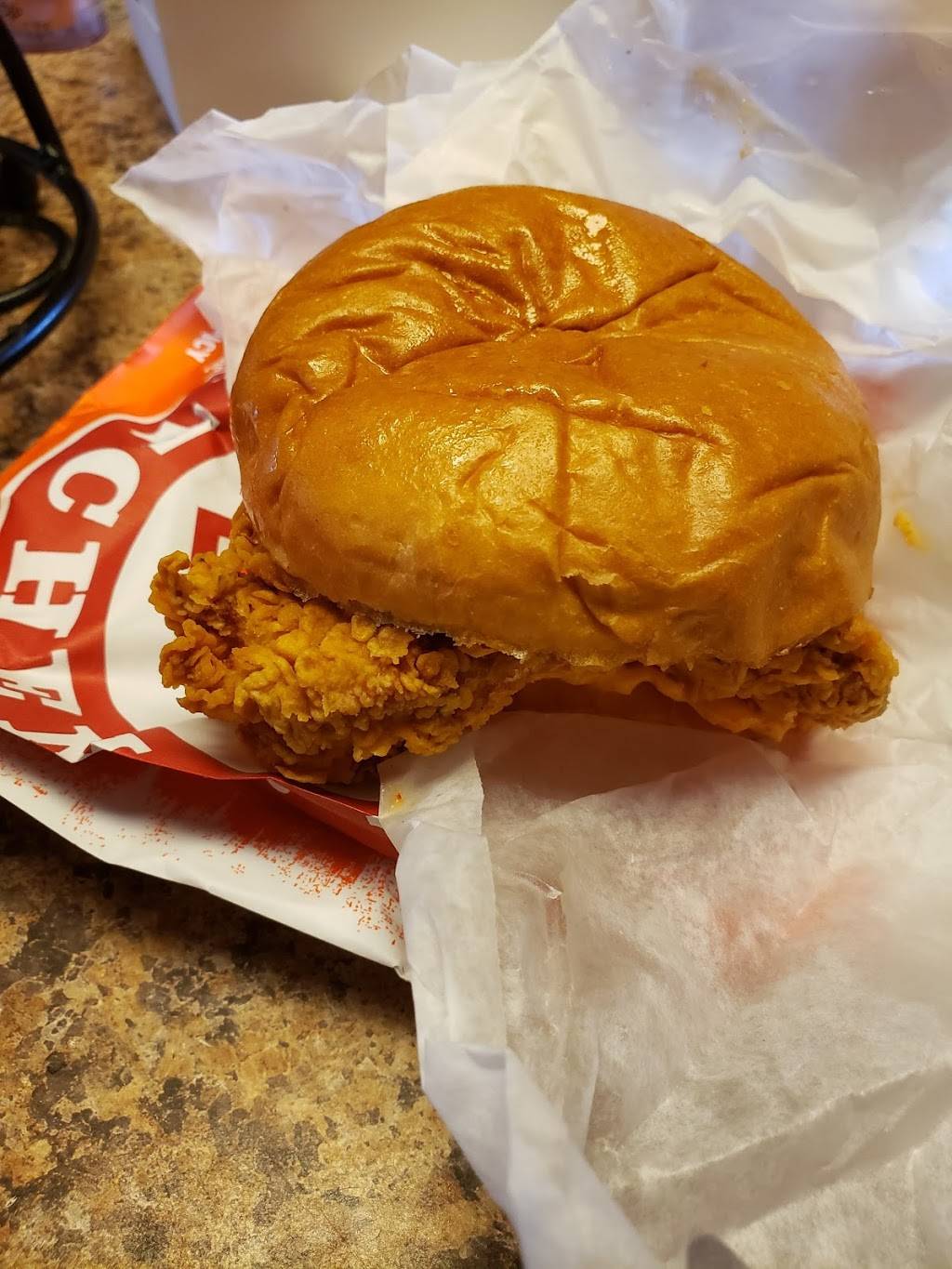 Popeyes Louisiana Kitchen | restaurant | 6011 N Illinois St, Fairview Heights, IL 62208, USA | 6183984626 OR +1 618-398-4626