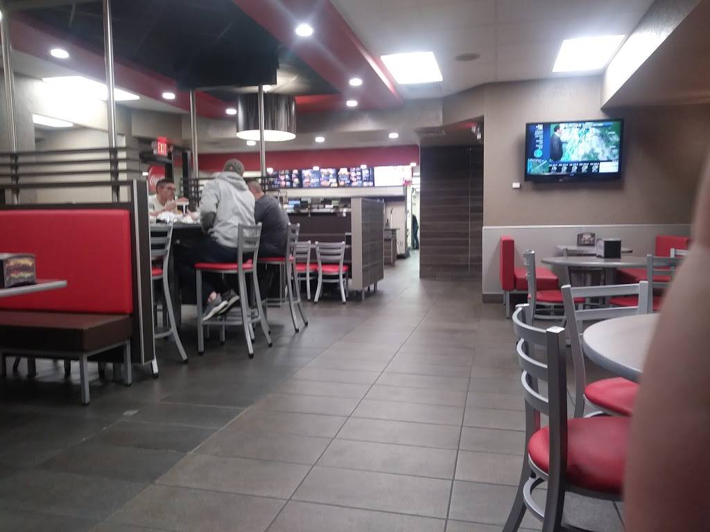 Hardees | restaurant | 534 E Main St, Owosso, MI 48867, USA | 9897252616 OR +1 989-725-2616