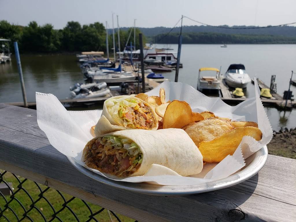 Yardarm Riverfront Bar & Grill | restaurant | 1201 Shiras Ave Ext, Dubuque, IA 52001, USA | 5635823653 OR +1 563-582-3653