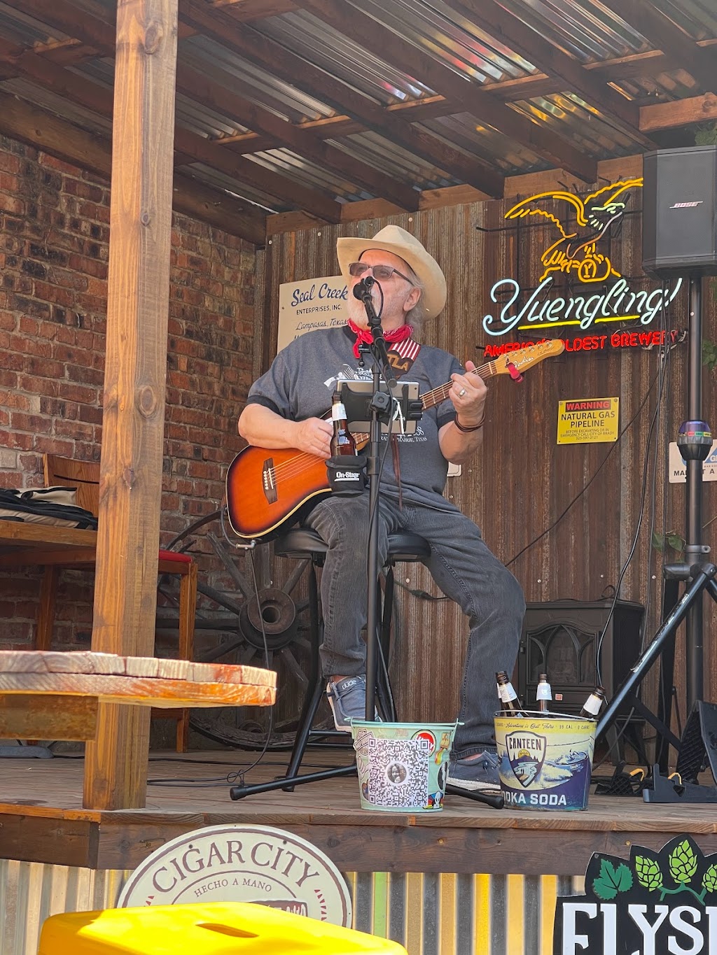 Crazy 8´s Sports Bar & Grill | restaurant | 306 N Oak Ave, Mineral Wells, TX 76067, USA | 9404529055 OR +1 940-452-9055