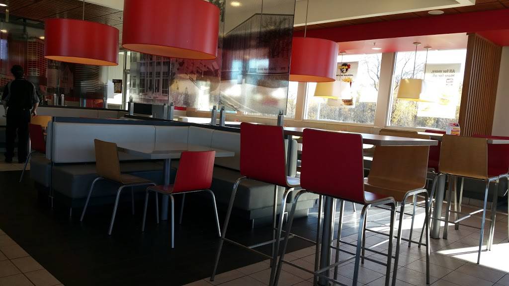McDonalds | cafe | 12401 Ulysses St NE, Blaine, MN 55434, USA | 7637552660 OR +1 763-755-2660