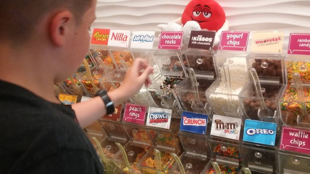 Menchies Frozen Yogurt | bakery | 268 Patriot Pl, Foxborough, MA 02035, USA | 5085438000 OR +1 508-543-8000