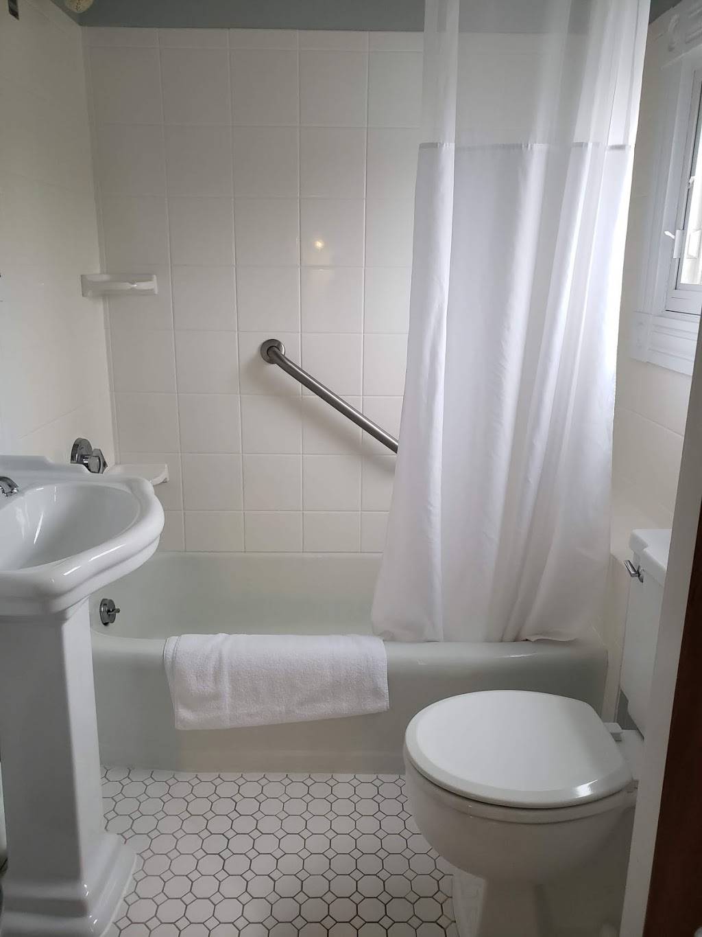 Emerson Inn | restaurant | 1 Cathedral Ave, Rockport, MA 01966, USA | 9785466321 OR +1 978-546-6321