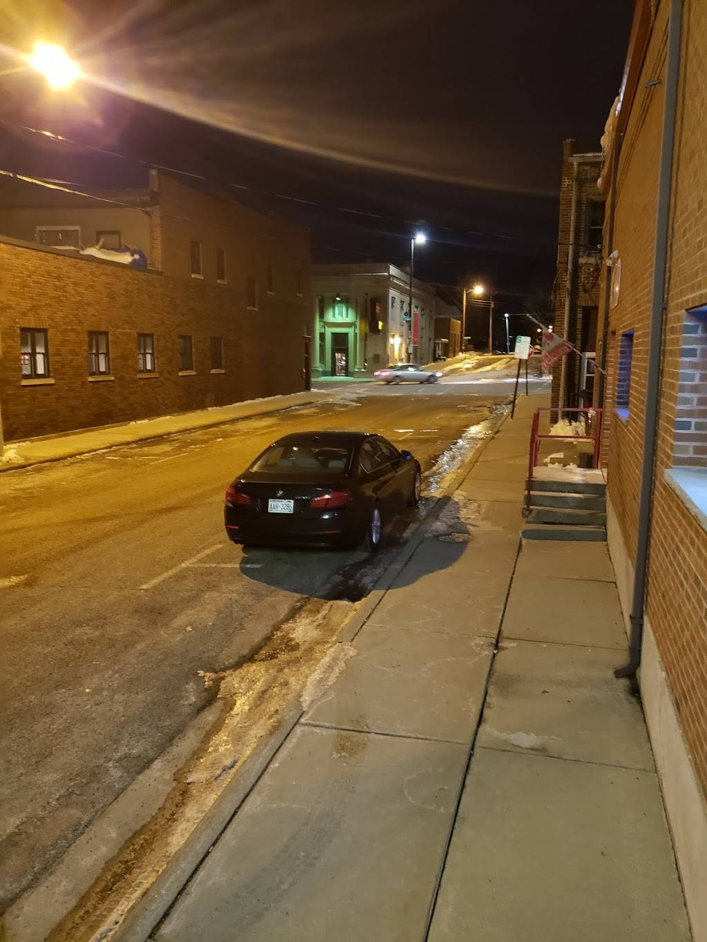 Red Room Bar & Restaurant | restaurant | 108 E Merrimac St, Dodgeville, WI 53533, USA | 6089357108 OR +1 608-935-7108