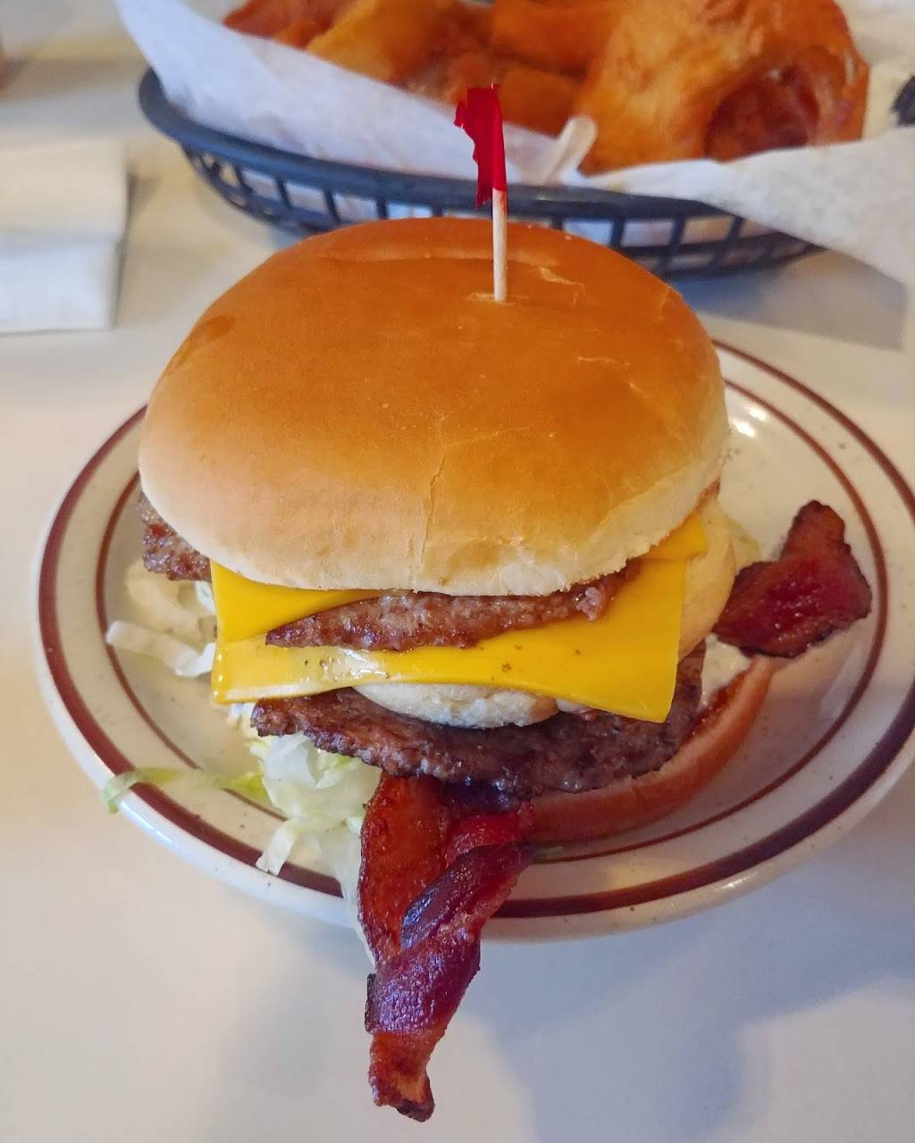 Halls State St Prime Rib | restaurant | 2005 E State Blvd, Fort Wayne, IN 46805, USA | 2604830597 OR +1 260-483-0597