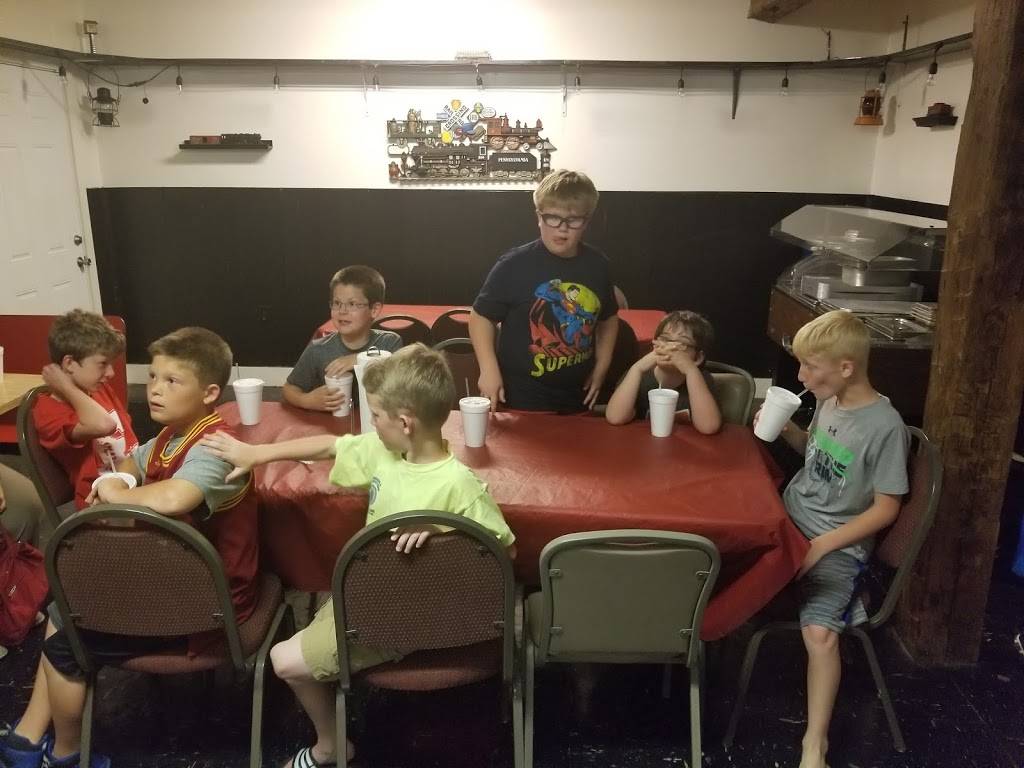 Roths Pizzeria | restaurant | 10 N 2nd St, Elberfeld, IN 47613, USA | 8129839500 OR +1 812-983-9500