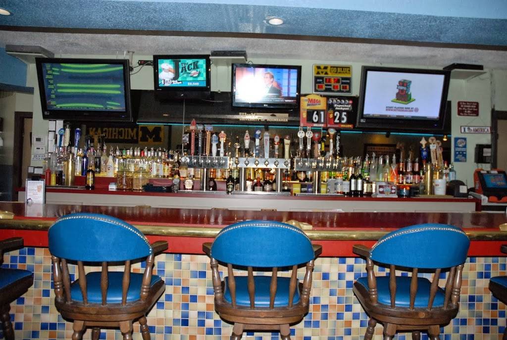 Moonraker Restaurant & Lounge | restaurant | 14490 Beadle Lake Road, (I-94, Exit 100), Battle Creek, MI 49014, USA | 2699627779 OR +1 269-962-7779