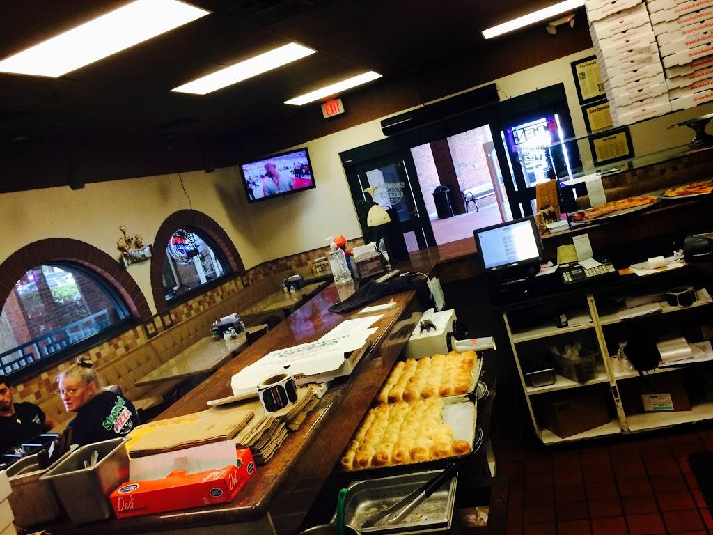 Strombolis Pizza | restaurant | 801 S University Dr, Plantation, FL 33324, USA | 9544722167 OR +1 954-472-2167