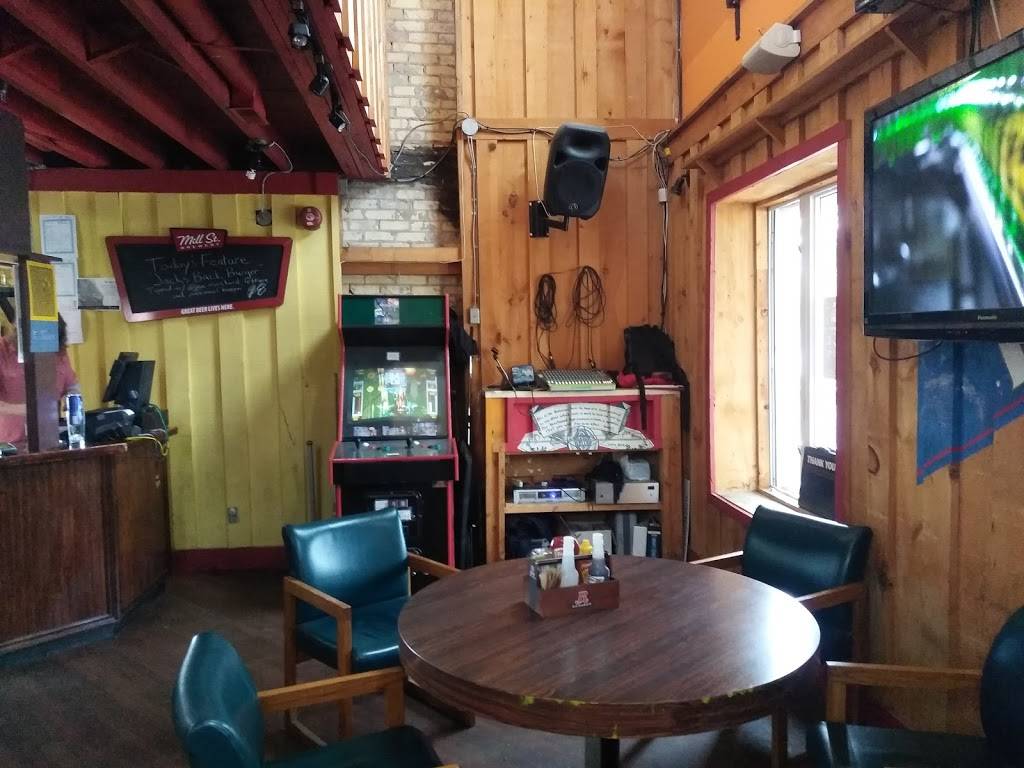 Jack Burger Pub | restaurant | 45 Duke St W, Kitchener, ON N2H 3W6, Canada | 5197442644 OR +1 519-744-2644