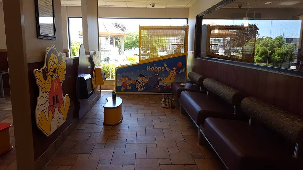 McDonalds | cafe | 920 W 44th St SW, Wyoming, MI 49509, USA | 6165302666 OR +1 616-530-2666