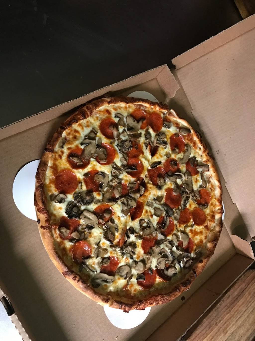 Famous Village Pizza | restaurant | 116 Main St, Pembroke, NH 03275, USA | 6034858940 OR +1 603-485-8940