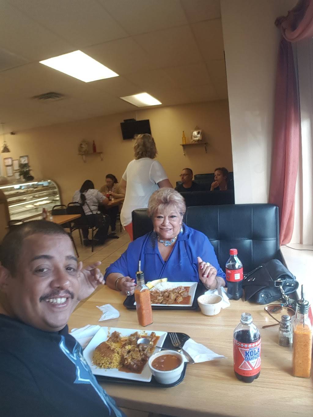 De Todo Un Poco Spanish Restaurant | restaurant | 152 Rifle St, Springfield, MA 01105, USA | 4133177105 OR +1 413-317-7105