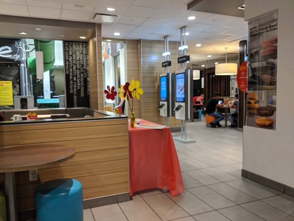 McDonalds | cafe | 6050 Parkway Dr, Commerce City, CO 80022, USA | 3032889418 OR +1 303-288-9418