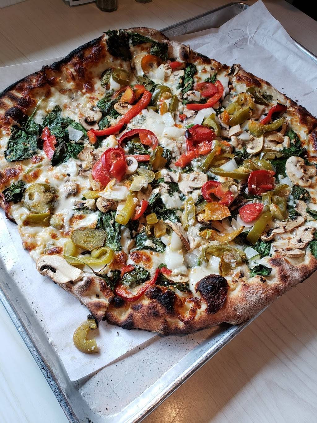 Frank Pepe Pizzeria Napoletana | restaurant | 238 State St Ext, Fairfield, CT 06825, USA | 2033337373 OR +1 203-333-7373