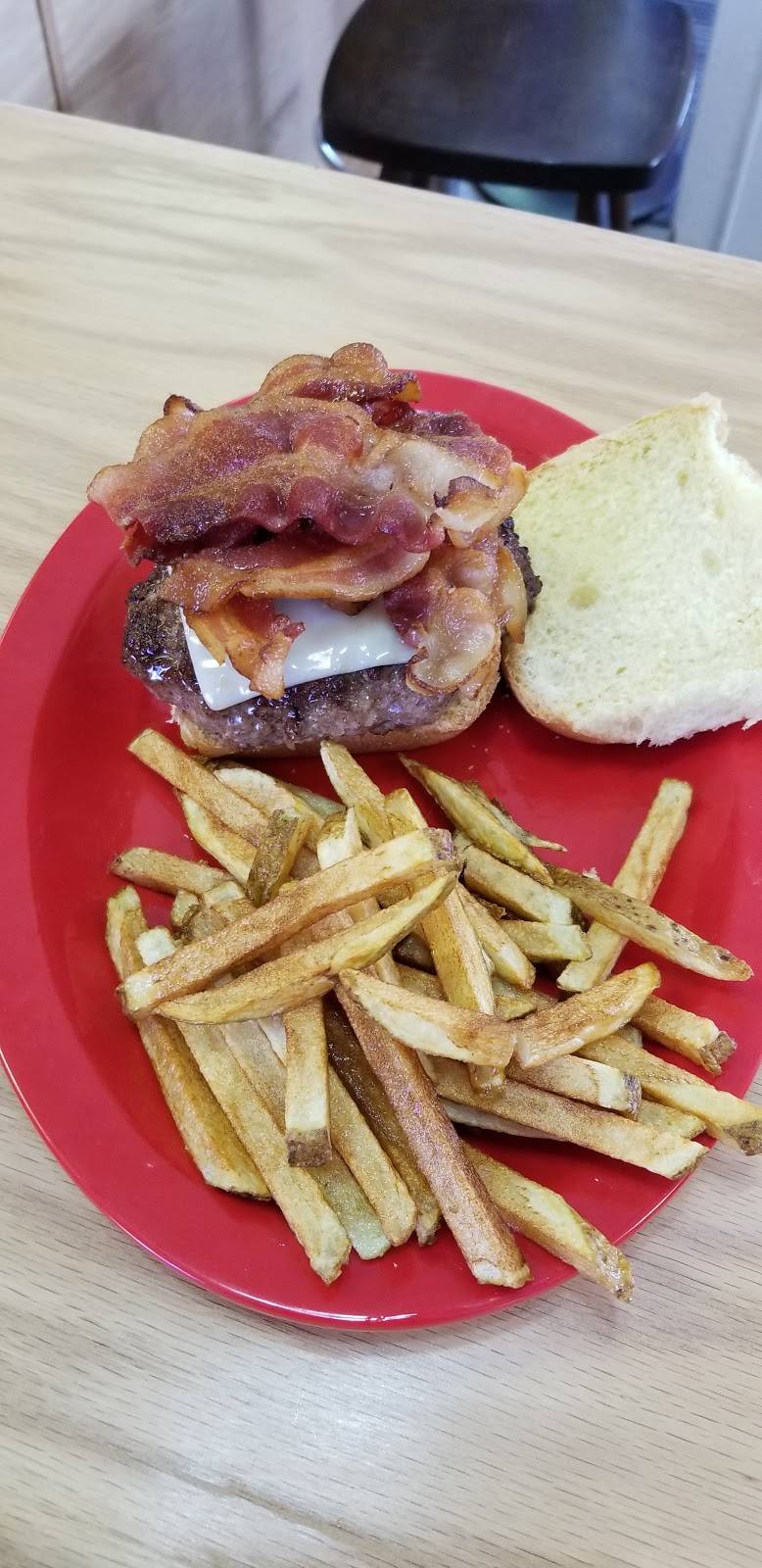 Siss Restaurant | restaurant | 2 W Pleasant St, Catawba, OH 43010, USA | 9378280061 OR +1 937-828-0061