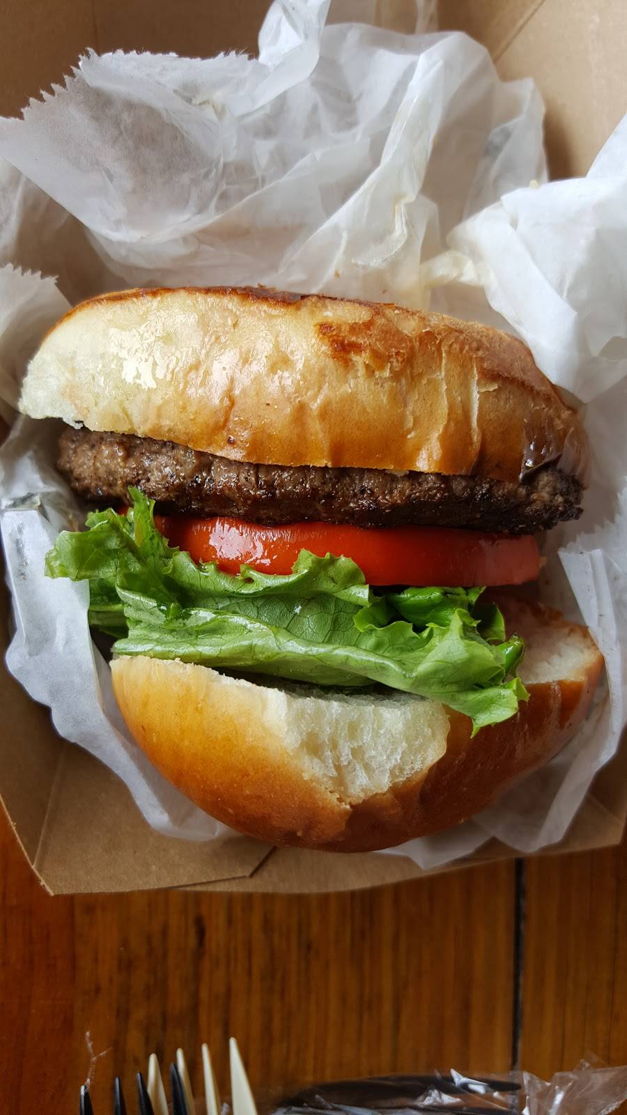 Fish Heads Bar & Grill | restaurant | 8901 S Old Oregon Inlet Rd, Nags Head, NC 27959, USA | 2524415740 OR +1 252-441-5740