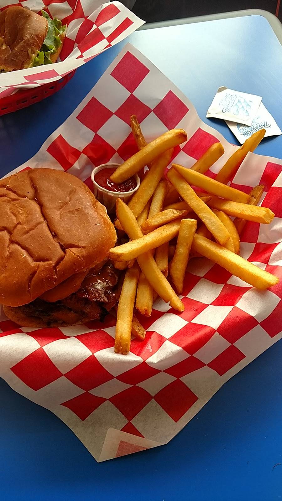 Teddys Bigger Burgers | restaurant | 324 E Washington St, Iowa City, IA 52240, USA | 3193546888 OR +1 319-354-6888