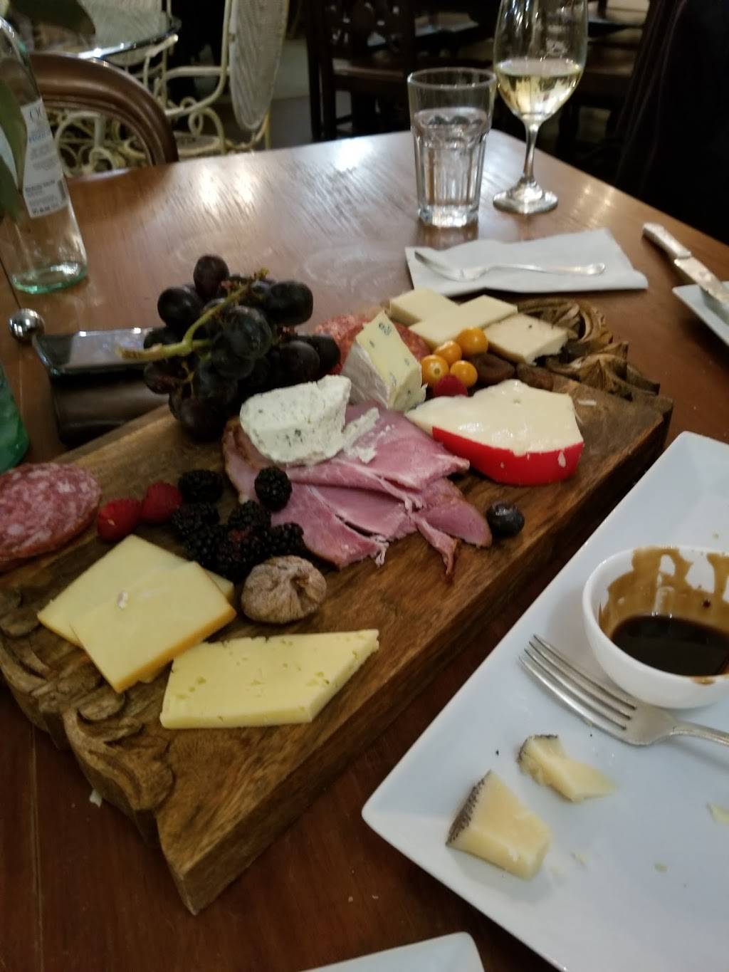 SOS Lounge | restaurant | 161 Old Hastings Rd, Warkworth, ON K0K 3K0, Canada | 7059243333 OR +1 705-924-3333