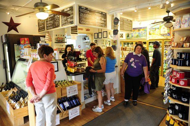 East Boothbay General Store | meal takeaway | 255 Ocean Point Rd, East Boothbay, ME 04544, USA | 2076337800 OR +1 207-633-7800