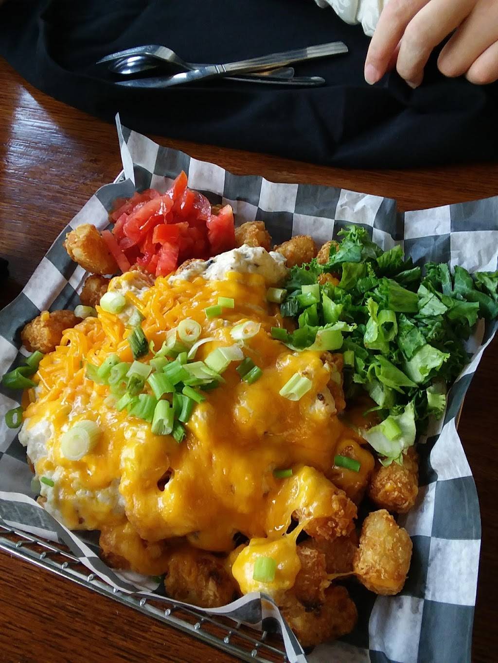 Isaacs Restaurant & Pub | restaurant | 155 Holiday Dr, Solomons, MD 20688, USA | 4103266311 OR +1 410-326-6311