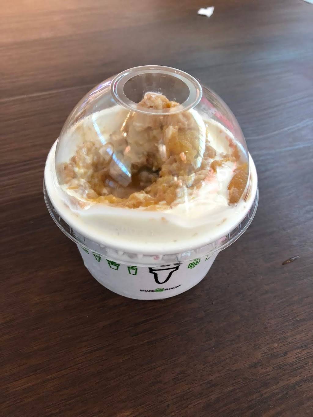 Shake Shack | restaurant | The Plaza at, 7924 Tysons Corner Center, McLean, VA 22102, USA | 5716200383 OR +1 571-620-0383