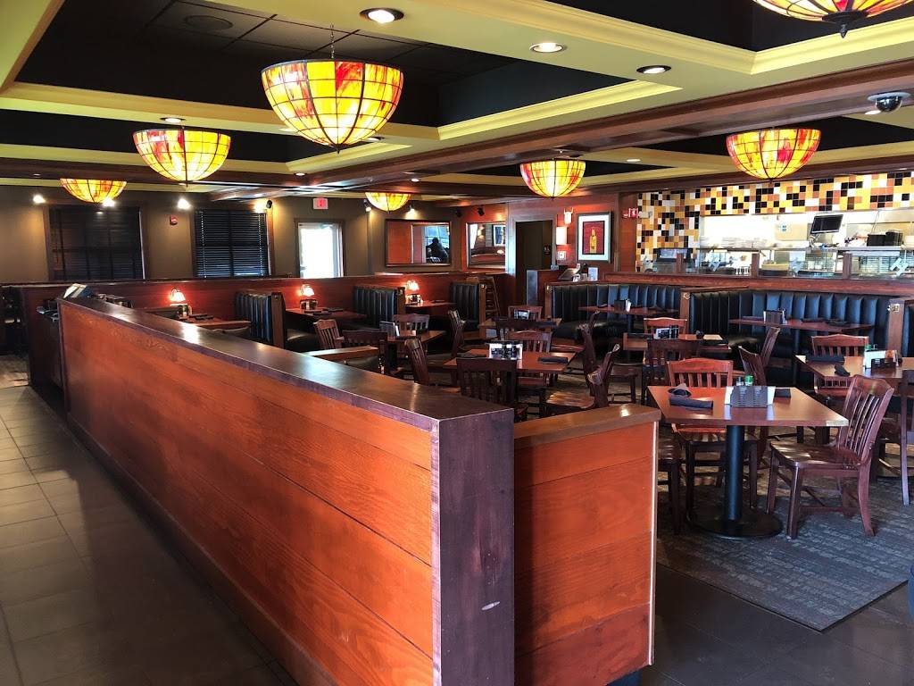 Houlihans | restaurant | Hilton Garden Inn, 1801 Greyhound Park Rd, Dubuque, IA 52001, USA | 5635855233 OR +1 563-585-5233