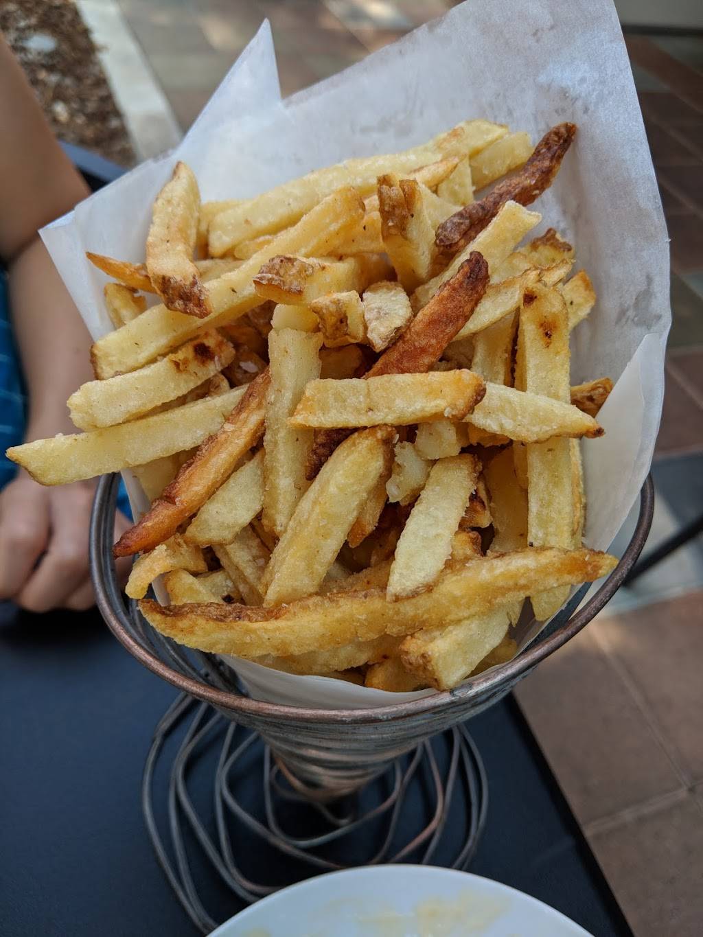 Woodlake Tavern | restaurant | 1431 Del Paso Blvd, Sacramento, CA 95815, USA | 9165140405 OR +1 916-514-0405