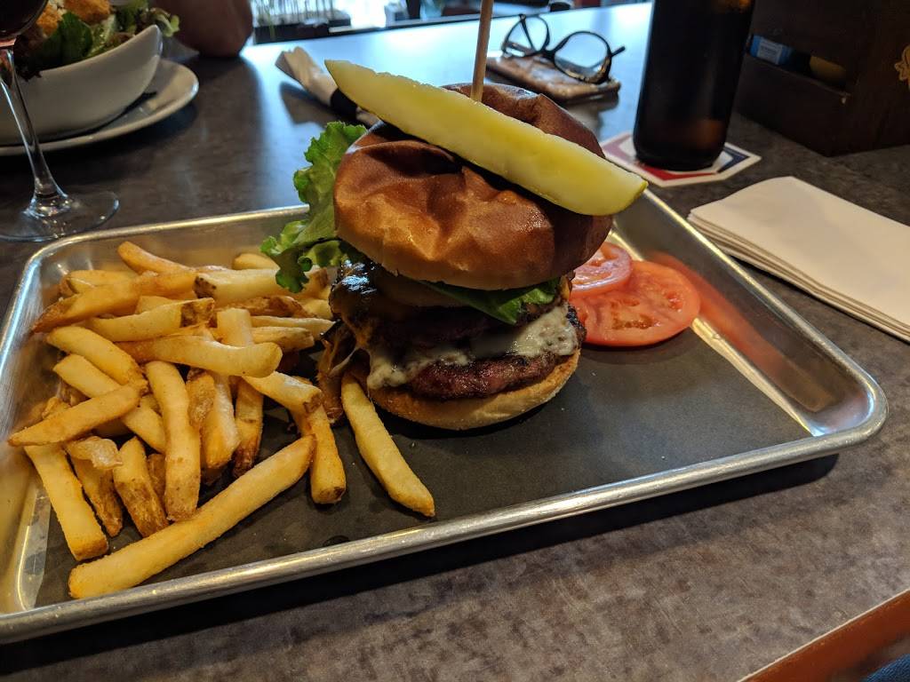 Twiggs Bar & Grill | restaurant | 1207 Essex County Rd 22, Emeryville, ON N0R 1C0, Canada | 5197278704 OR +1 519-727-8704