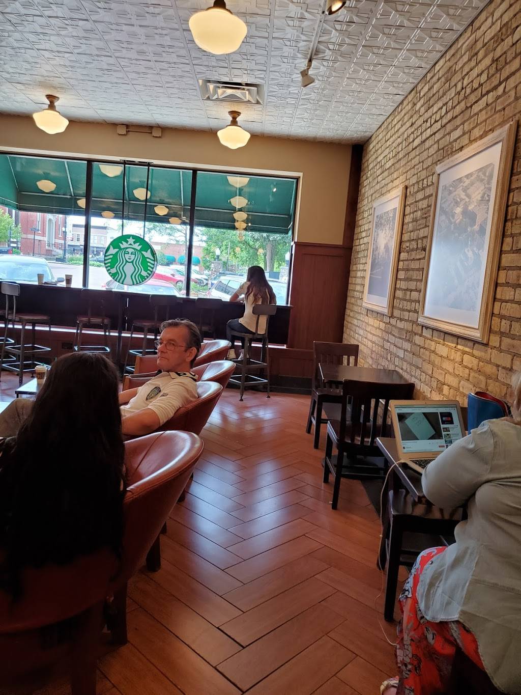 Starbucks | cafe | 129 E Van Buren St B, Woodstock, IL 60098, USA | 8153341325 OR +1 815-334-1325