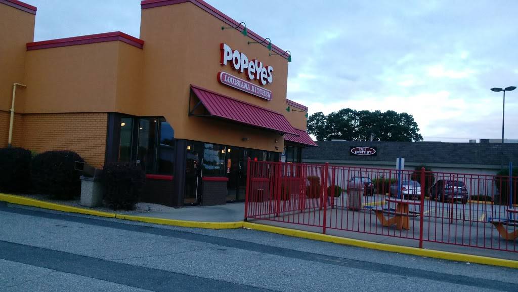 Popeyes Louisiana Kitchen | restaurant | 753 Memorial Dr, Chicopee, MA 01020, USA | 4135933088 OR +1 413-593-3088