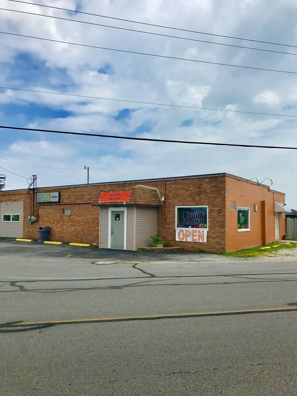 Velers Corner Store & Tavern | restaurant | 1202 N Stadium Rd, Oregon, OH 43616, USA | 4197242364 OR +1 419-724-2364