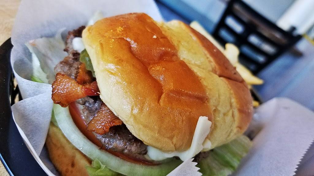 Lenas Seafood | restaurant | 18478 FL-40, Silver Springs, FL 34488, USA | 3526256489 OR +1 352-625-6489