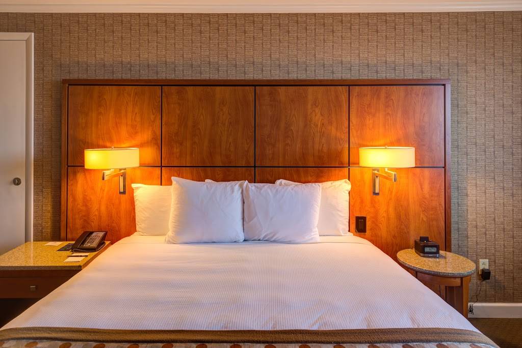 Hilton Akron/Fairlawn | restaurant | 3180 W Market St, Akron, OH 44333, USA | 3308675000 OR +1 330-867-5000