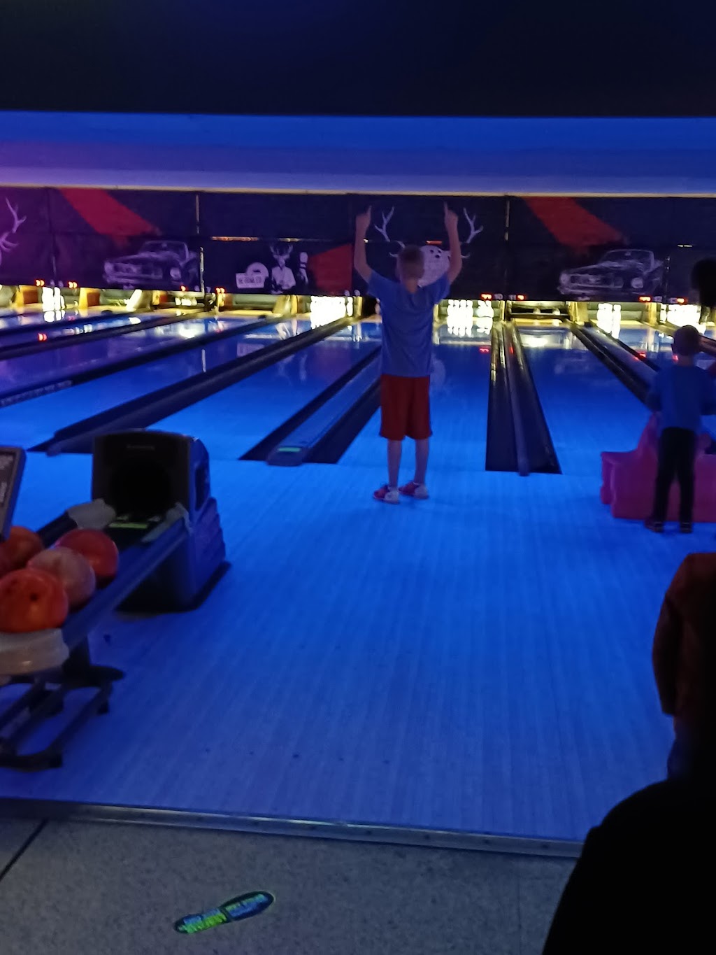 Bowlero Roselle | restaurant | 1100 W Lake St, Roselle, IL 60172, USA | 6303512100 OR +1 630-351-2100